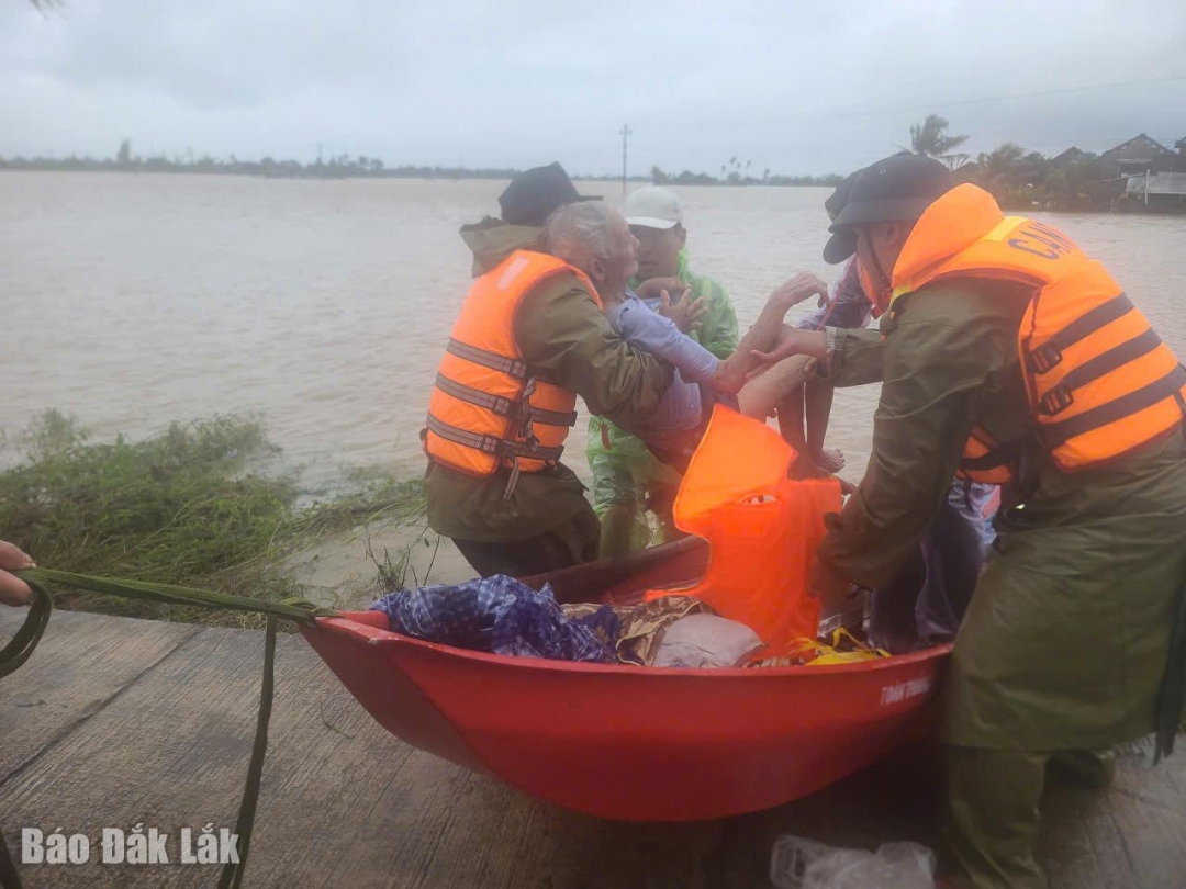 Các lực lượng cứu hộ đưa người già đến khu vực an toàn. Ảnh: Lê Thành.