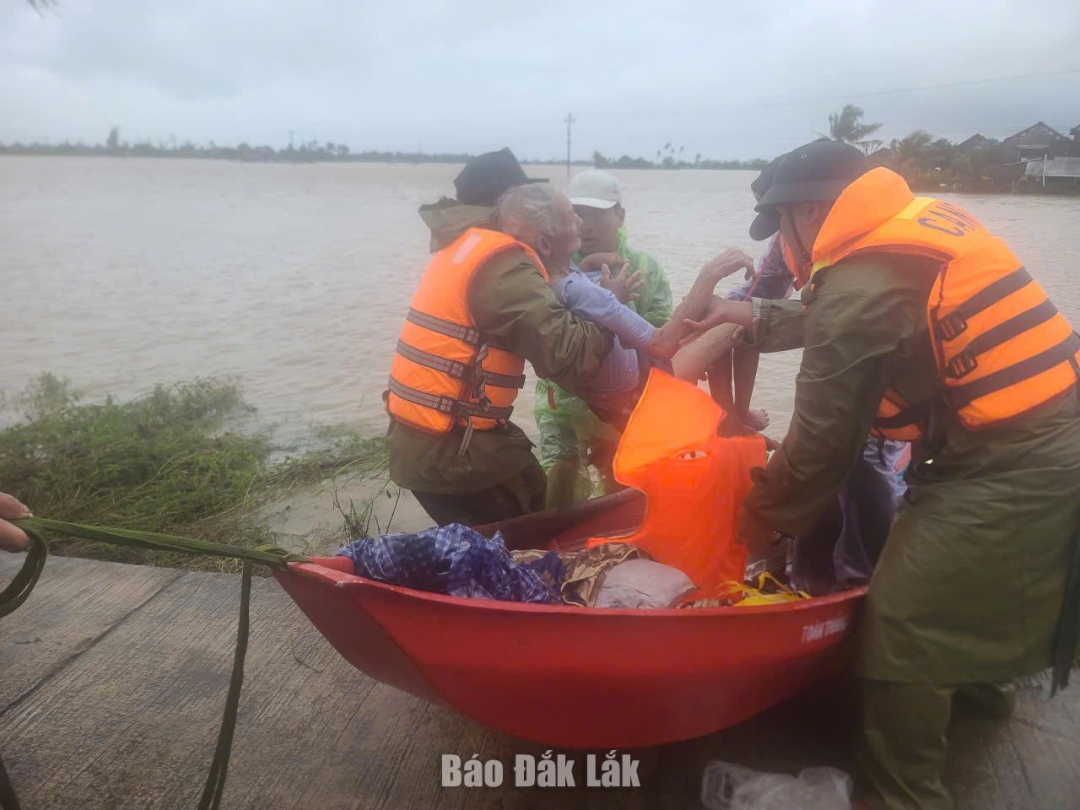 Lực lượng cứu hộ đưa người dân vùng ngập lụt xã Hòa Thịnh đến nơi an toàn.
