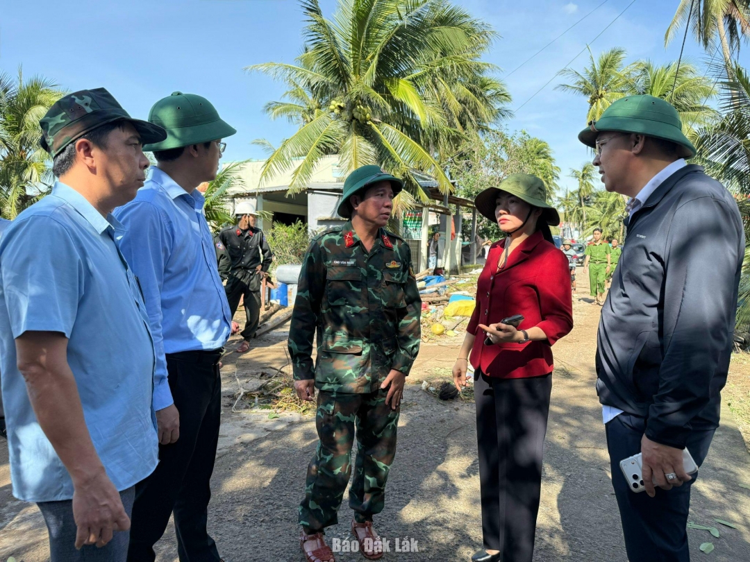 Đồng chí Đinh Thị Thu Thanh, Ủy viên Ban Thường vụ Tỉnh ủy, Trưởng ban Tuyên giáo và Dân vận Tỉnh ủy đến kiểm tra tình hình thiệt hại và công tác khắc phục hậu quả bão số 13 tại phường Sông Cầu.
