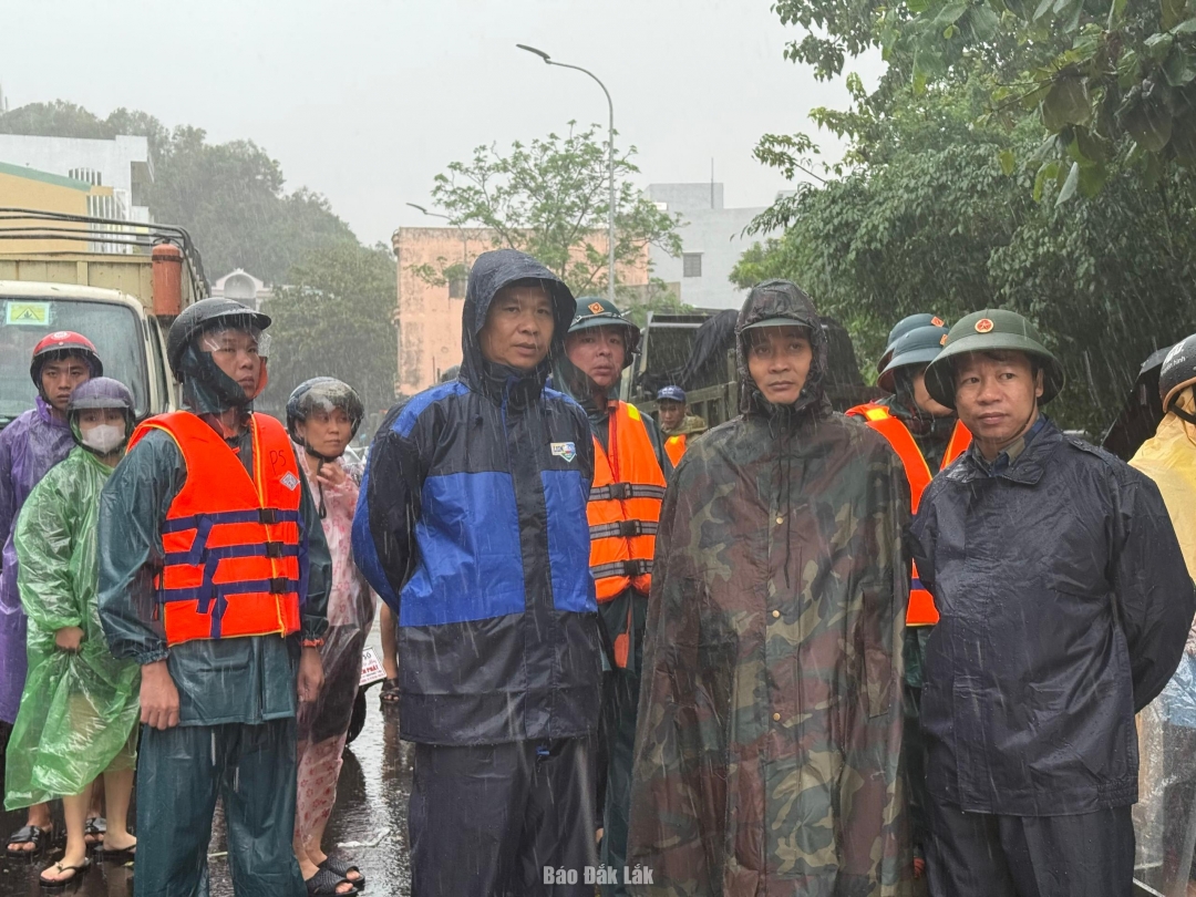 Phó Bí thư Đảng ủy, Chủ tịch UBND phường Tuy Hòa Nguyễn Công Thành trực tiếp kiểm tra hiện trường ngập lụt tại khu phố Ngọc Phước 1 và khu phố Đông Phước.
