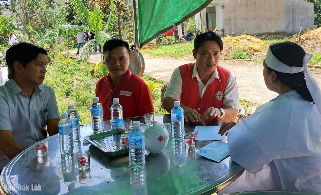 Hội Chữ thập đỏ tỉnh thăm hỏi gia đình nạn nhân Phạm Ngọc Thành