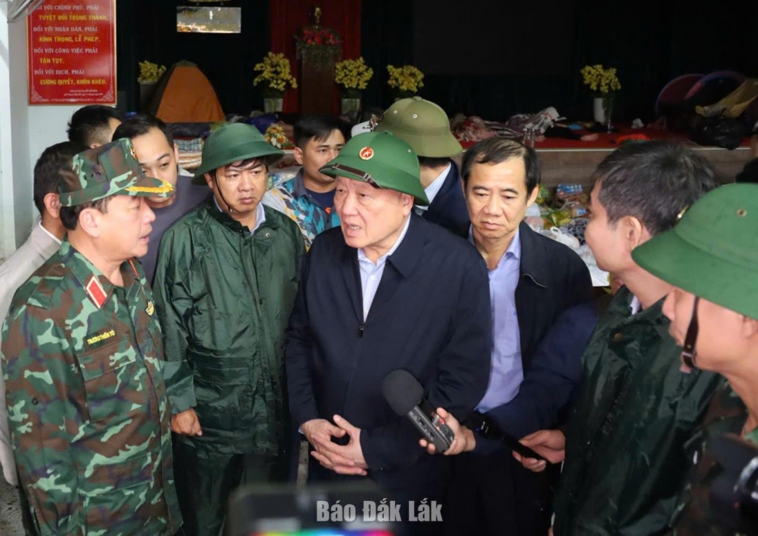 Phó Thủ tướng Thường trực Chính phủ Nguyễn Hòa Bình; Ủy viên dự khuyết Trung ương Đảng, Bí thư Tỉnh ủy Lương Nguyễn Minh Triết thăm hỏi,  động viên các lực lượng vũ trang ứng trực tại chỗ tại phường Đông Hòa. Ảnh: Lê Thành