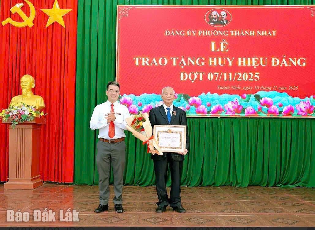 Chủ tịch UBND phường Thành Nhất Nguyễn Đình Tâm trao Huy hiệu tuổi Đảng cho đảng viên 