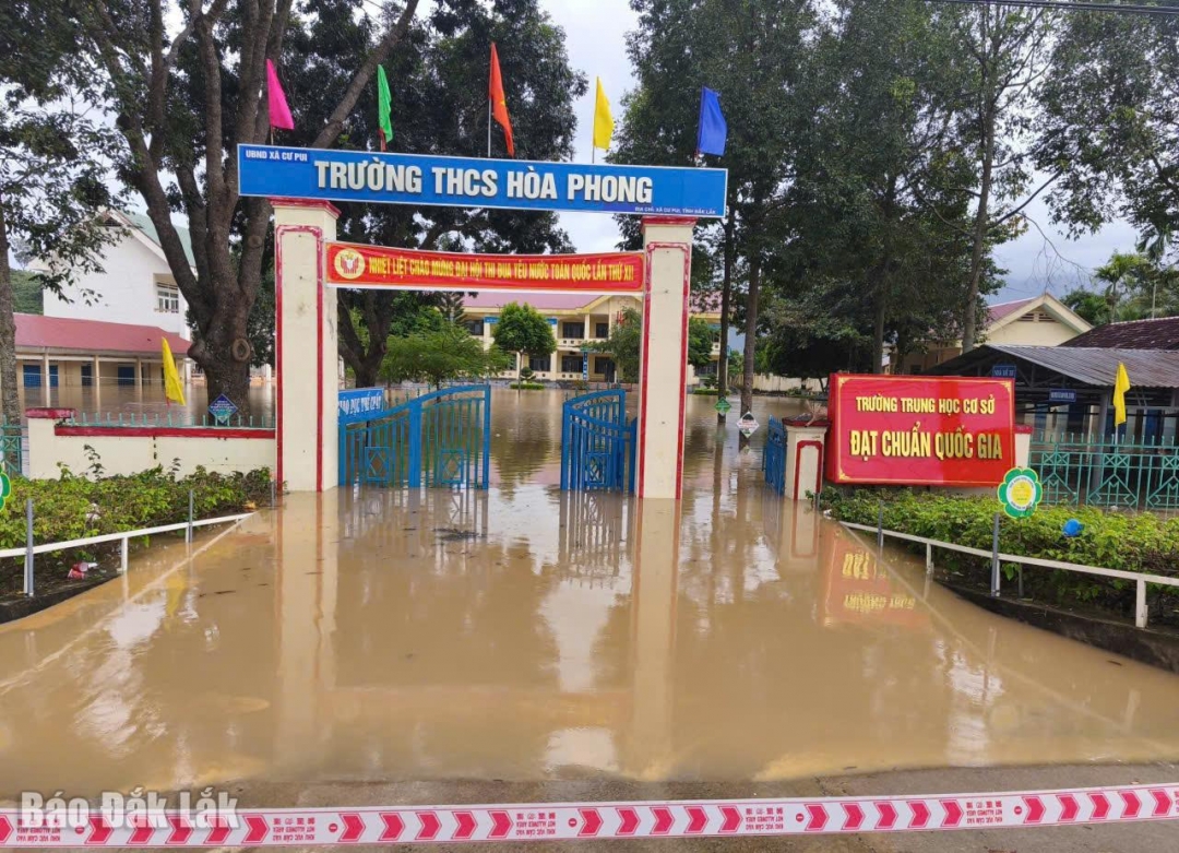 Trường THCS Hòa Phong, xã Cư Pui ngập sâu trong nước.