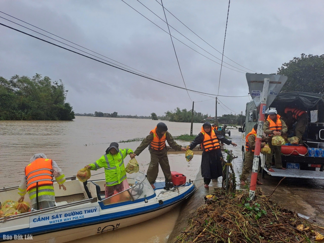 Lực lượng cứu hộ tiếp ứng lương thực, nước uống cho người dân vùng bị chia cắt.