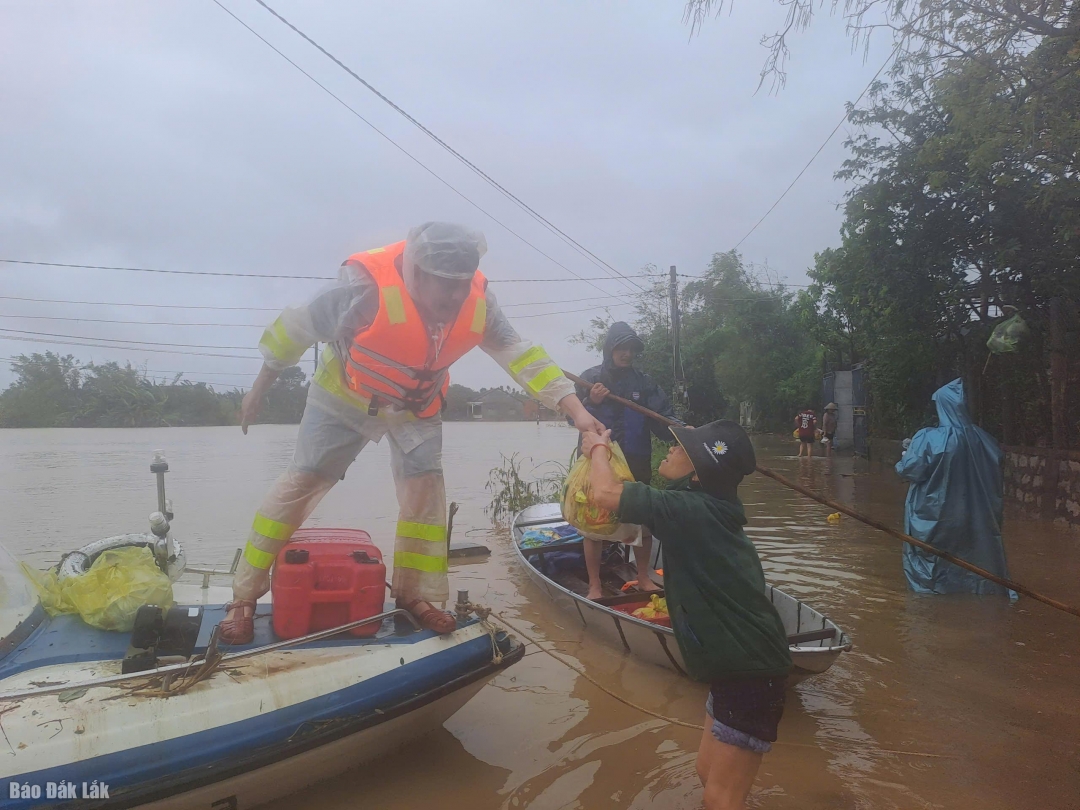 Lực lượng chứ hộ tiếp ứng thực phẩm, nước uống cho người dân vùng ngập lụt.