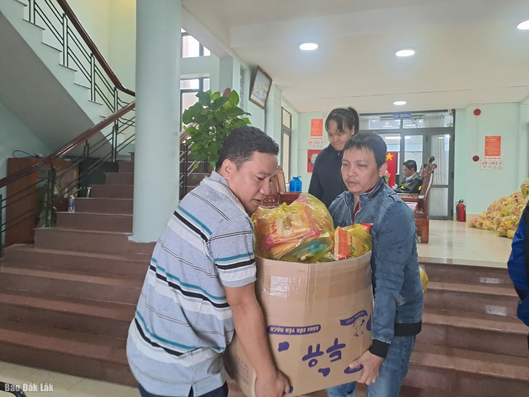 Công tác chuẩn bị nhu yếu phẩm để tiếp ứng người dân vùng ngập lụt.