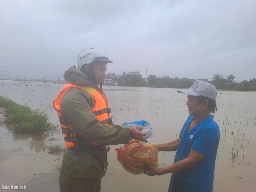 Thực phẩm, nước uống được đưa đến tay người dân vùng ngập lụt.