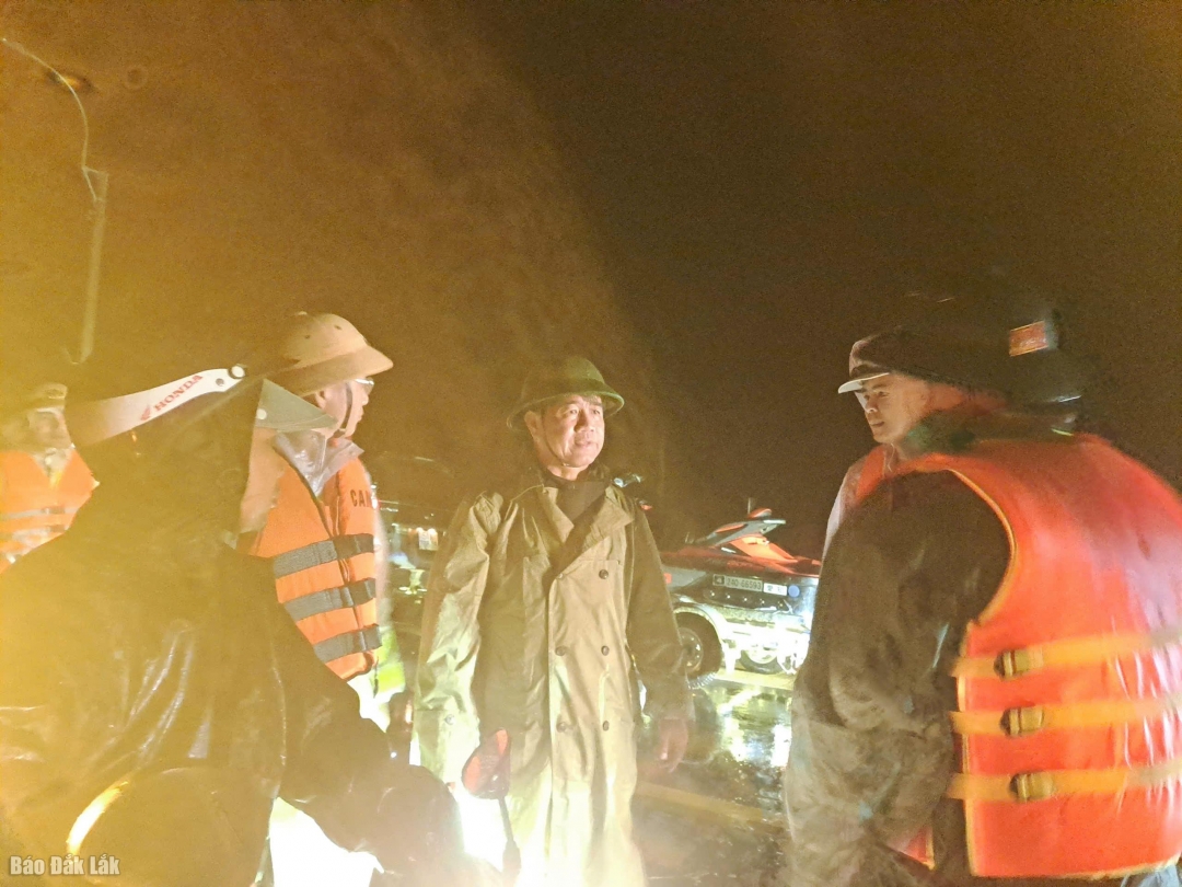 Phó Chủ tịch UBND tỉnh Nguyễn Thiên Văn chỉ đạo, điều hành công tác cứu hộ tại xã Tây Hòa.