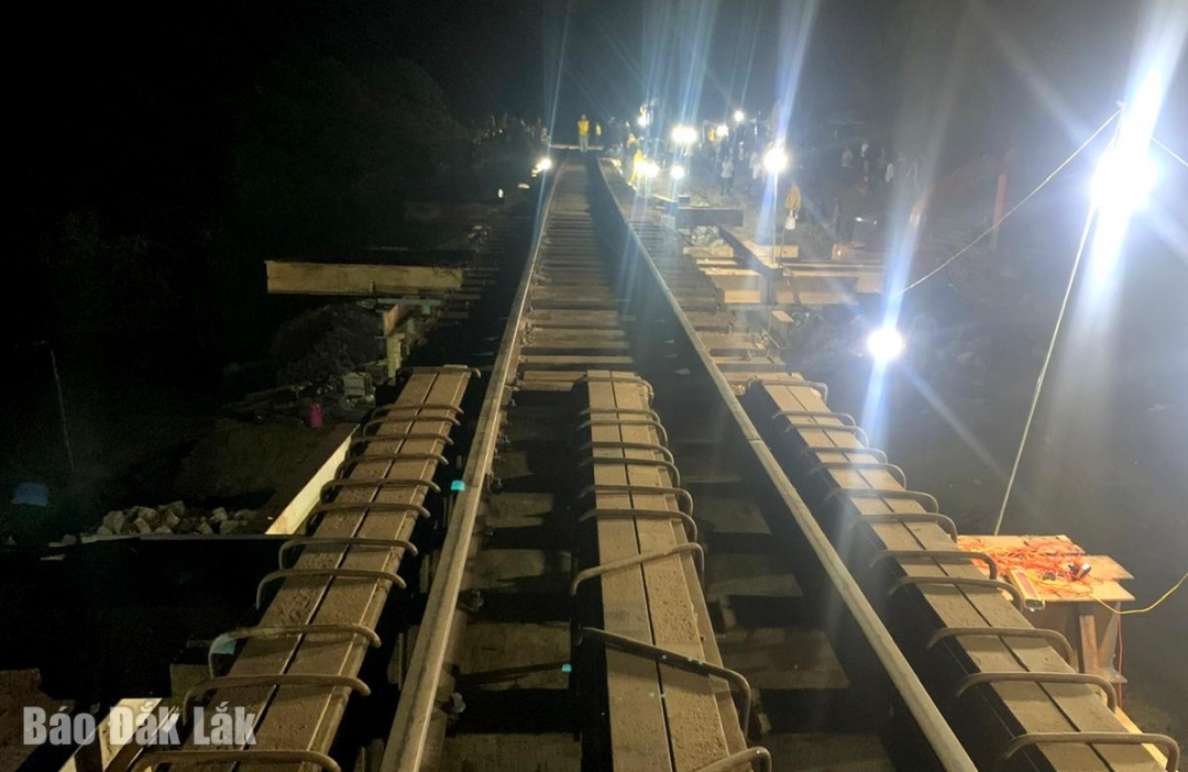 Đoạn tuyến bị sạt lở được khắc phục bước 1 để các đoàn tàu có thể thông tuyến với vận tốc 5km/h.