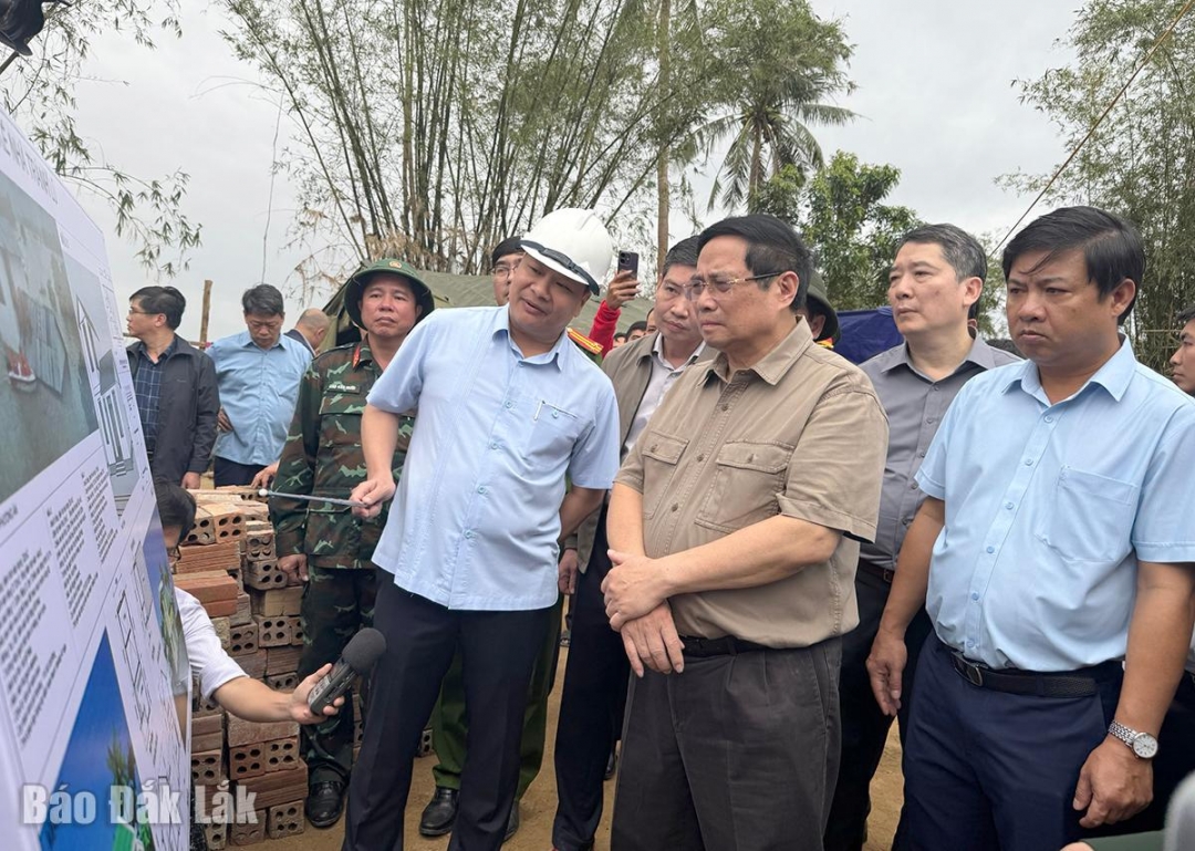 Thủ tướng Chính phủ Phạm Minh Chính nghe báo cáo về phương án thiết kế nhà tránh lũ cho người dân bị thiệt hại trong đợt lũ vừa qua. Ảnh: H.Như