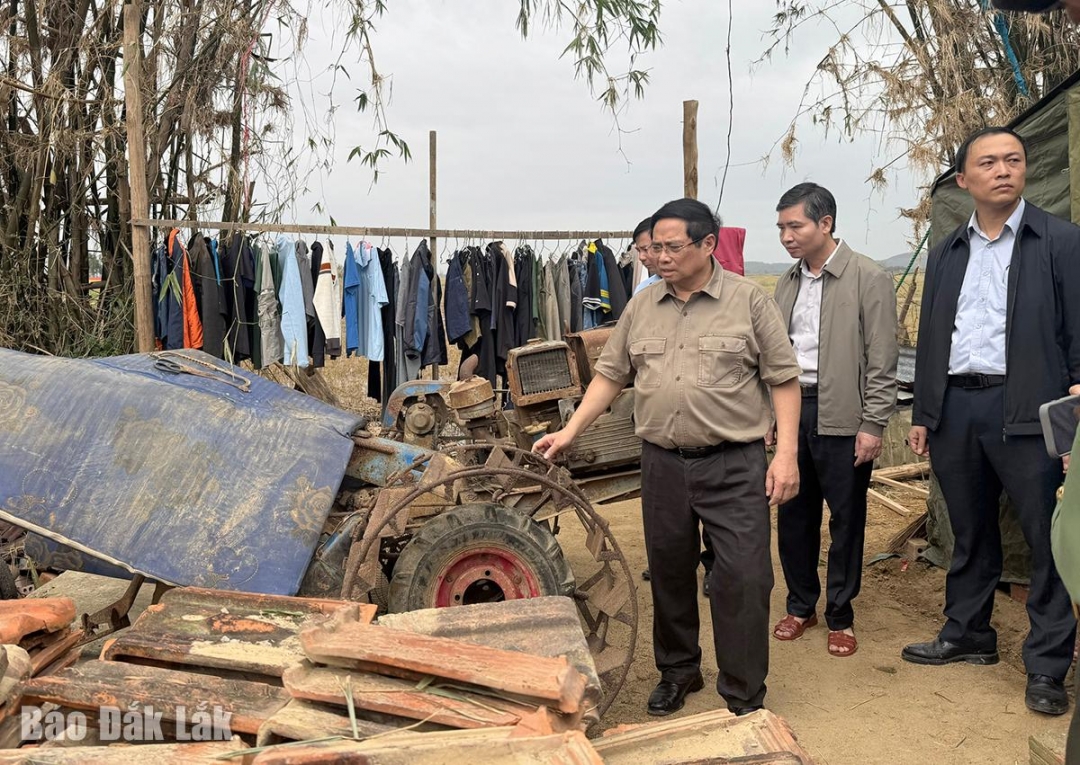 Thủ tướng Chính phủ Phạm Minh Chính thăm thực tế tình hình thiệt hại nhà cửa của người dân xã Hòa Thịnh. Ảnh: H.Như