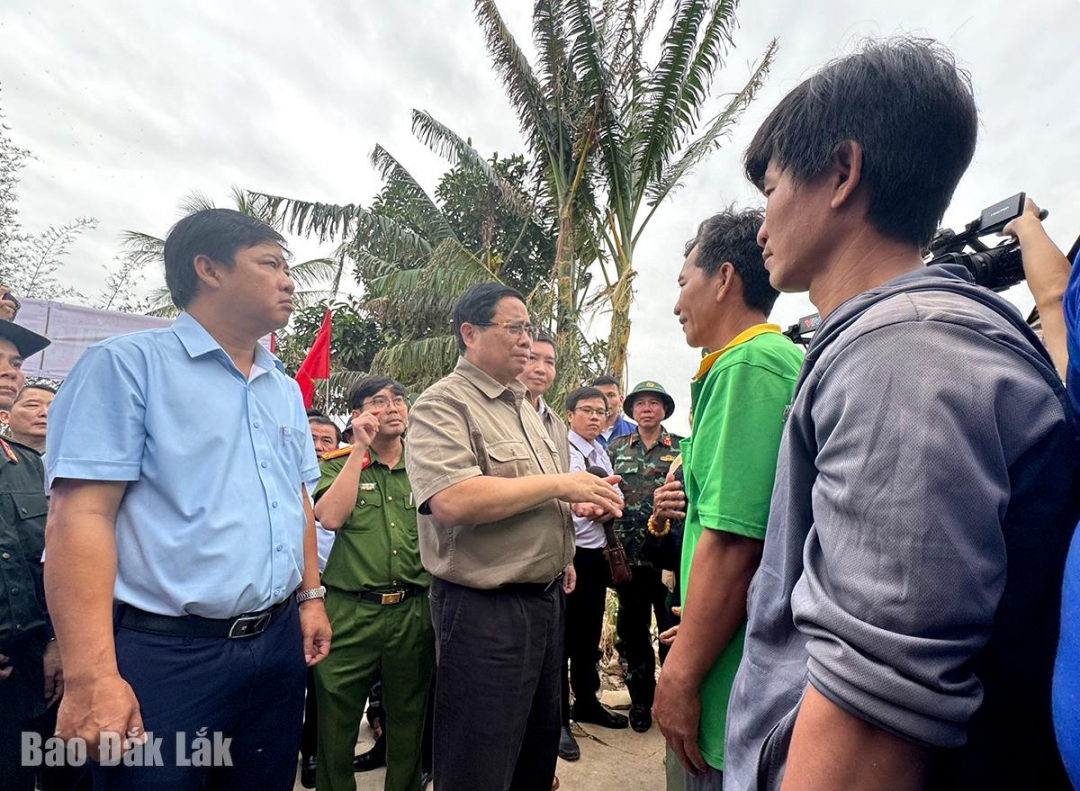 Thủ tướng Chính phủ Phạm Minh Chính thăm hỏi, động viên người dân ở đội 3, thôn Phú Hữu, xã Hòa Thịnh. Ảnh: H.Như