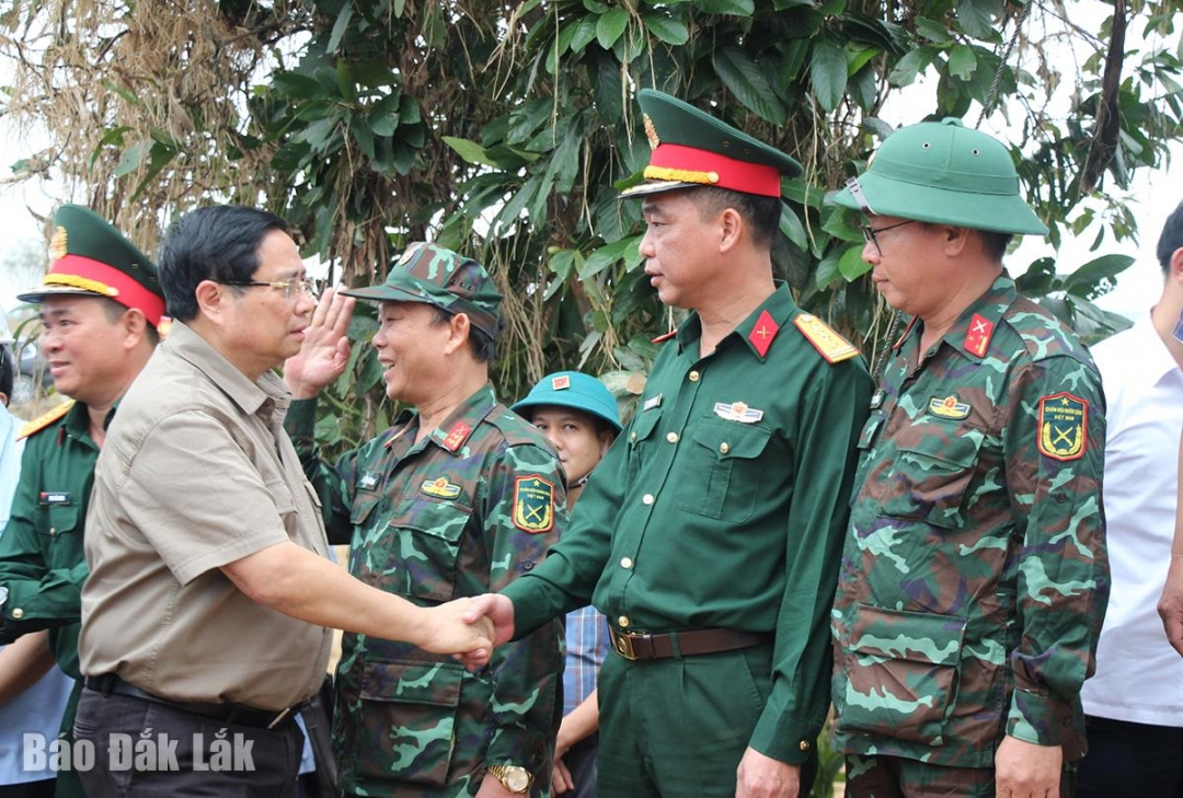 Thủ tướng Chính phủ Phạm Minh Chính thăm, động viên các lực lượng hỗ trợ người dân xã Hòa Thịnh. Ảnh: H.Như