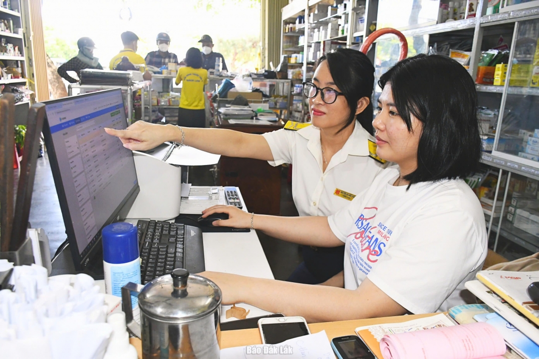 Cán bộ Thuế cơ sở 7 tỉnh Đắk Lắk hướng dẫn hộ kinh doanh lấy hóa đơn đầu vào khi mua hàng và xuất hóa đơn điện tử đầu ra khi bán hàng hóa, dịch vụ.