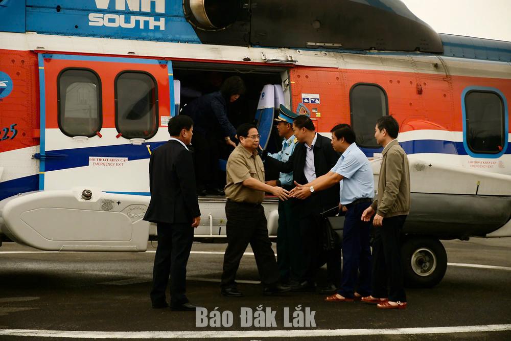 Các đồng chí Lương Nguyễn Minh Triết, Ủy viên dự khuyết Trung ương Đảng, Bí thư Tỉnh ủy; Tạ Anh Tuấn, Phó Bí thư Tỉnh ủy, Chủ tịch UBND tỉnh đón Thủ tướng Chính phủ Phạm Minh Chính tại xã Tây Hòa.