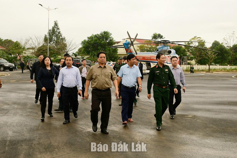 Đoàn công tác của Trung ương do Thủ tướng Chính phủ Phạm Minh Chính làm trưởng đoàn đến thăm người dân xã Tây Hòa.