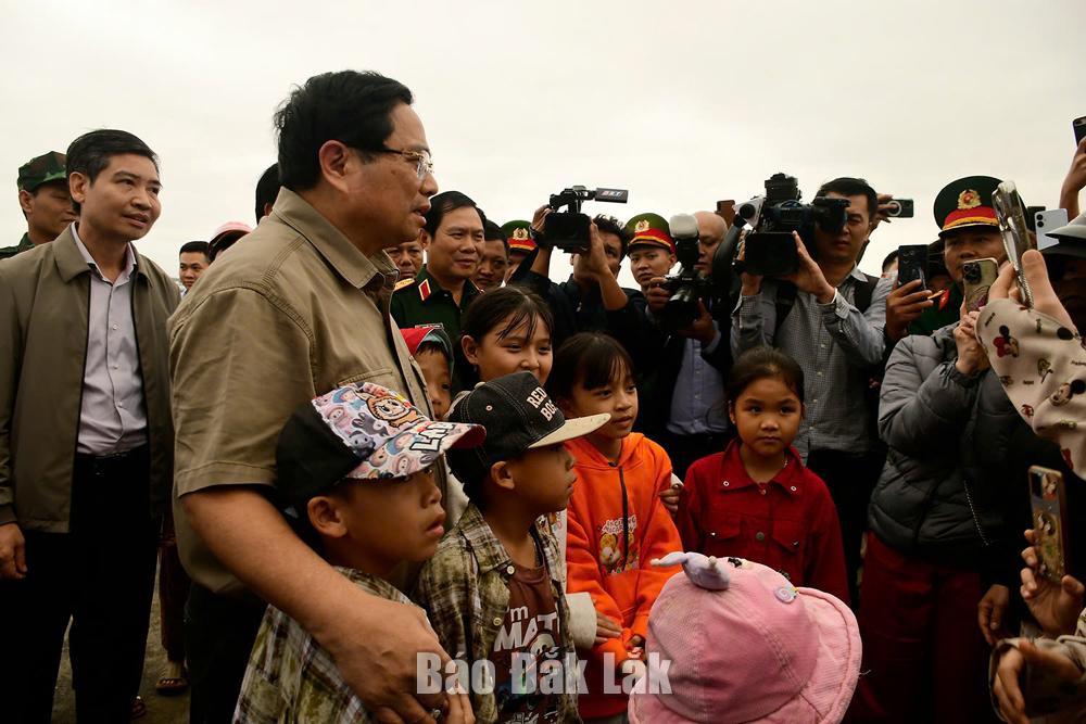 Thủ tướng Chính phủ Phạm Minh Chính quan tâm đến vấn đề ổn định việc học cho các cháu học sinh sau mưa lũ.