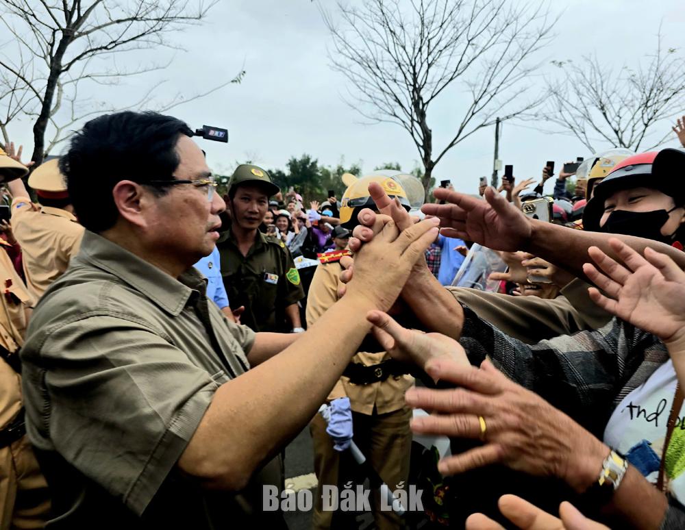 Thủ tướng Chính phủ Phạm Minh Chính thăm hỏi, động viên người dân xã Tây Hòa bị thiệt hại do mưa lũ.