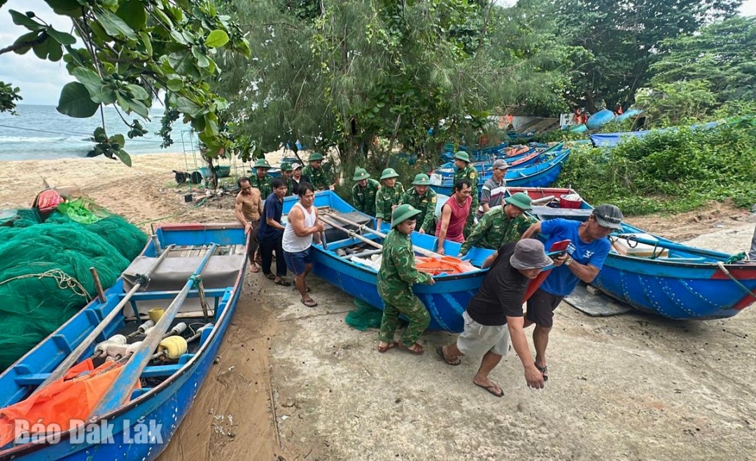 Lực lượng biên phòng giúp dân đưa thuyền vào bờ tránh bão.