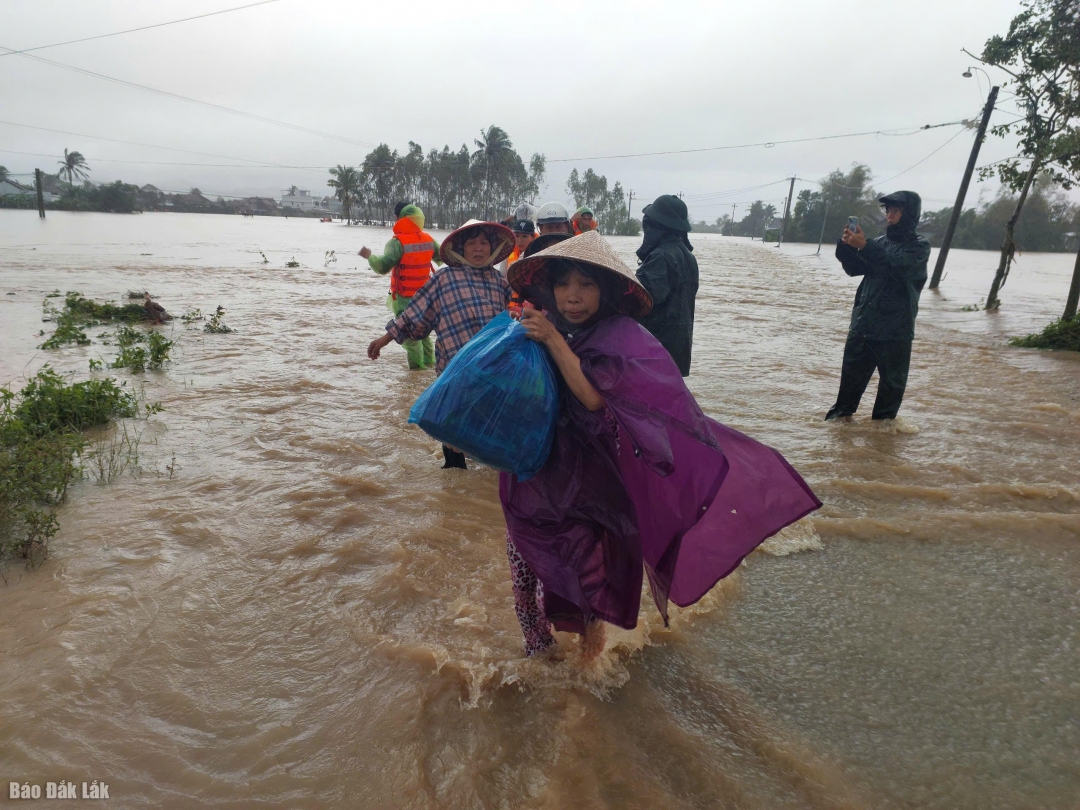 Di dời dân vùng ngập lụt sâu đến nơi an toàn.