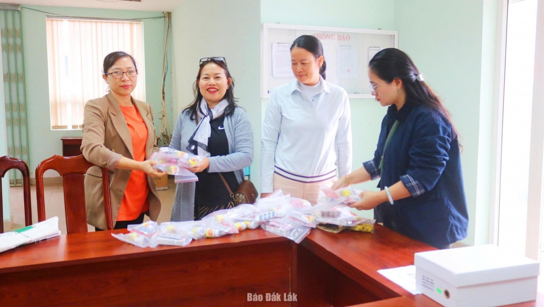 Người dân mang quần áo cũ, thuốc men, thực phẩm đến các điểm tiếp nhận của phường.