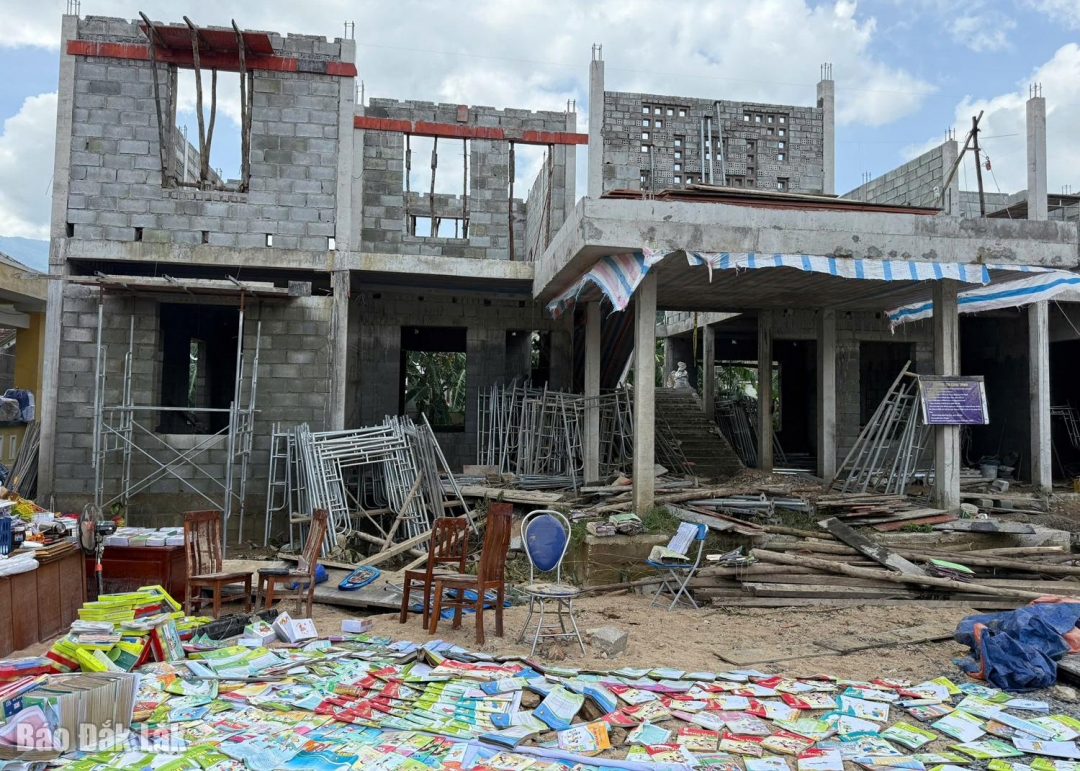 Sách vở được đưa ra ngoài phơi khô tại Trường Tiểu học Phú Mỡ, xã Phú Mỡ.