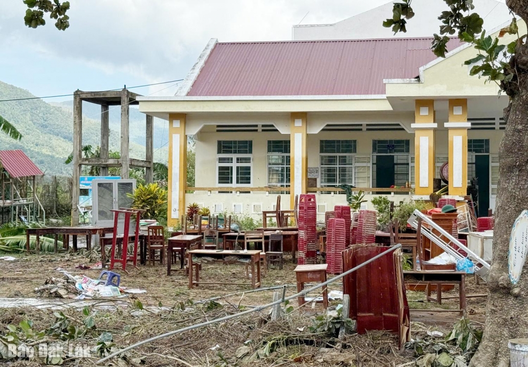 Sau khi nước lũ rút để lại nhiều bùn, rác từ các phòng học vàTrường tiểu học Phú Mỡ. Ảnh: Huy Văn