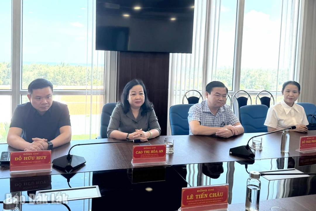 Phó Bí thư Thường trực Tỉnh ủy Đắk Lắk Cao Thị Hòa An cảm ơn sự hỗ trợ, chia sẻ kịp thời của Đảng bộ, chính quyền và Nhân dân TP. Hải Phòng.