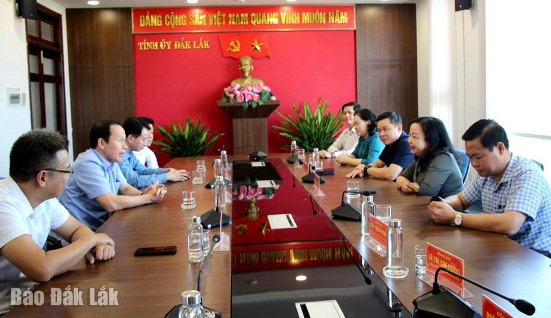 Lãnh đạo hai tỉnh trao đổi về công tác khắc phục hậu quả của bão số 13 vừa qua tại Đắk Lắk.