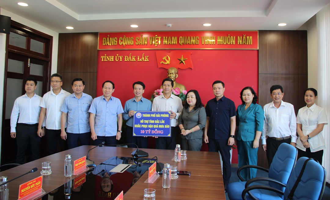 Đoàn công tác của TP. Hải Phòng hỗ trợ 10 tỷ đồng giúp Đắk Lắk khắc phục hậu quả sau bão số 13.