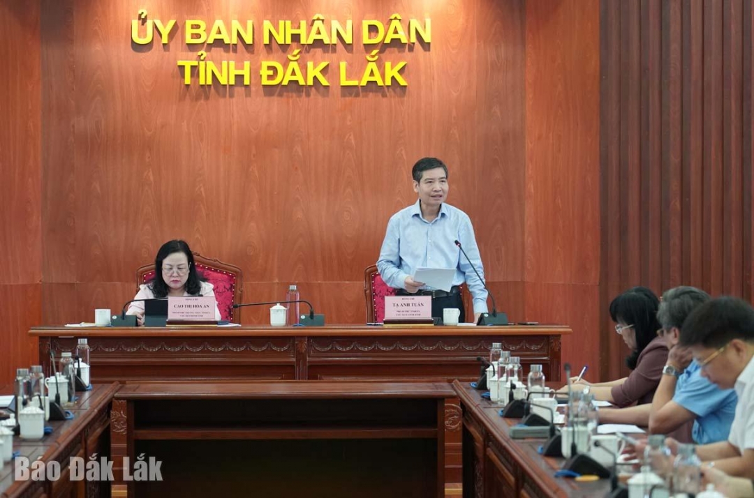 Chủ tịch UBND tỉnh Tạ Anh Tuấn kết luận cuộc họp