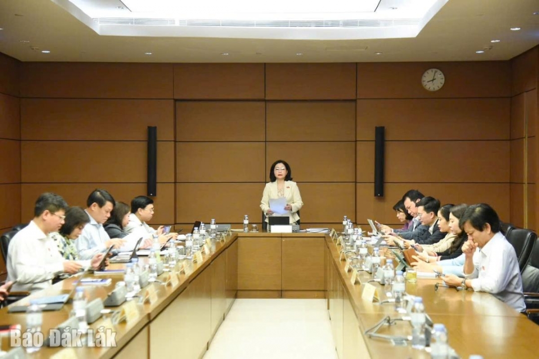 Phó Trưởng đoàn chuyên trách phụ trách Đoàn ĐBQH tỉnh Đắk Lắk Nguyễn Thị Thu Nguyệt điều hành nội dung thảo luận. Ảnh: Đoàn ĐBQH tỉnh cung cấp