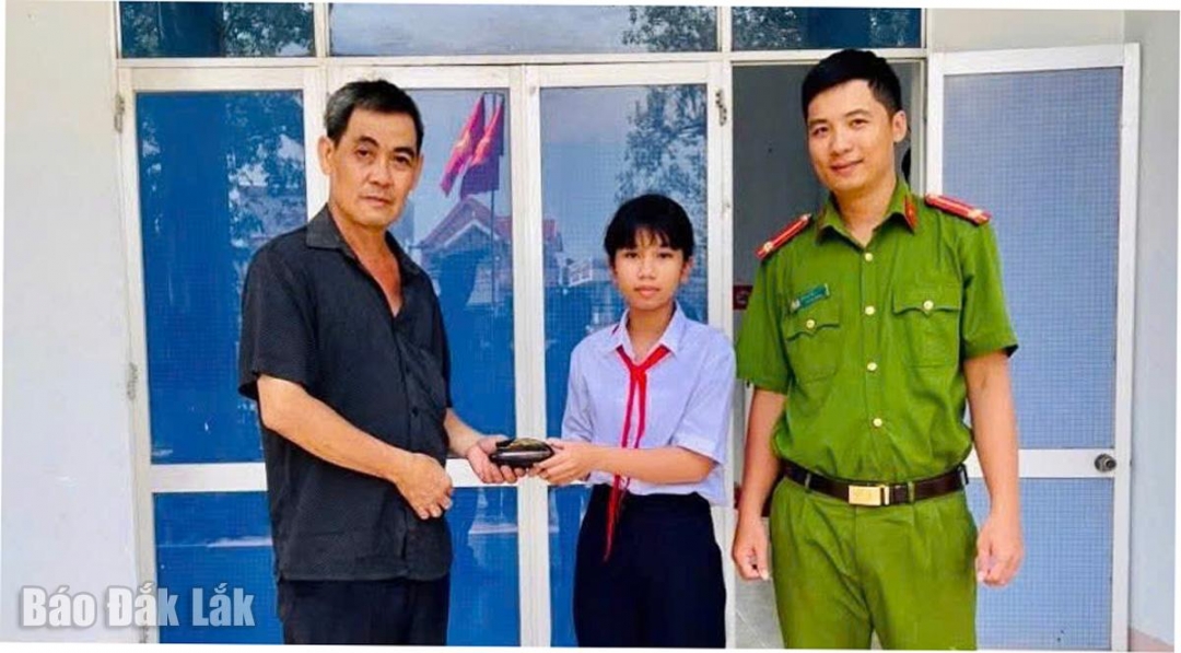 Ông Nguyễn Trần Khắc Vịnh được nhận lại chiếc ví trong sự xúc động.