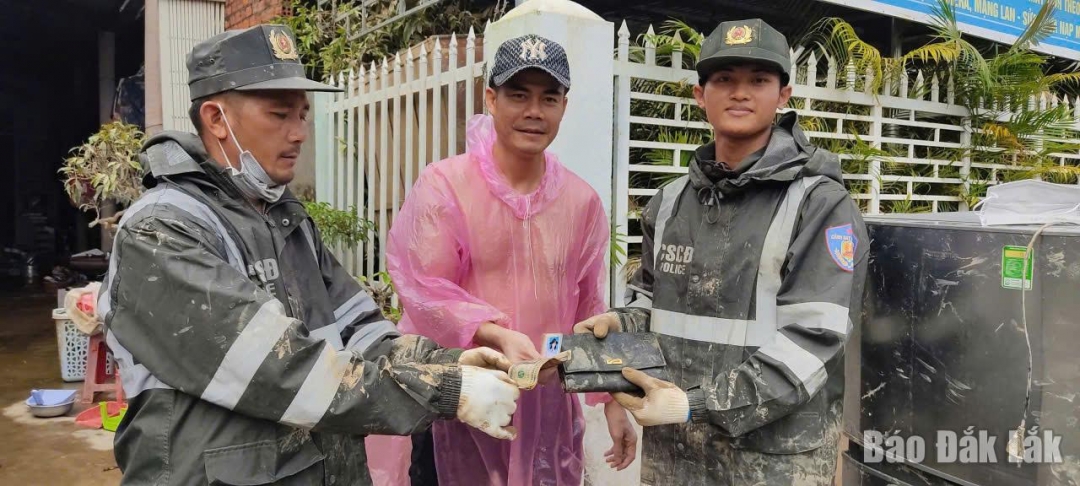 Trong khi dọn dẹp vệ sinh, sửa chữa, hỗ trợ người dân, nhiểu lần cán bộ, chiến sĩ đã tìm được và trao trả ví đựng giấy tờ, tiền bạc.