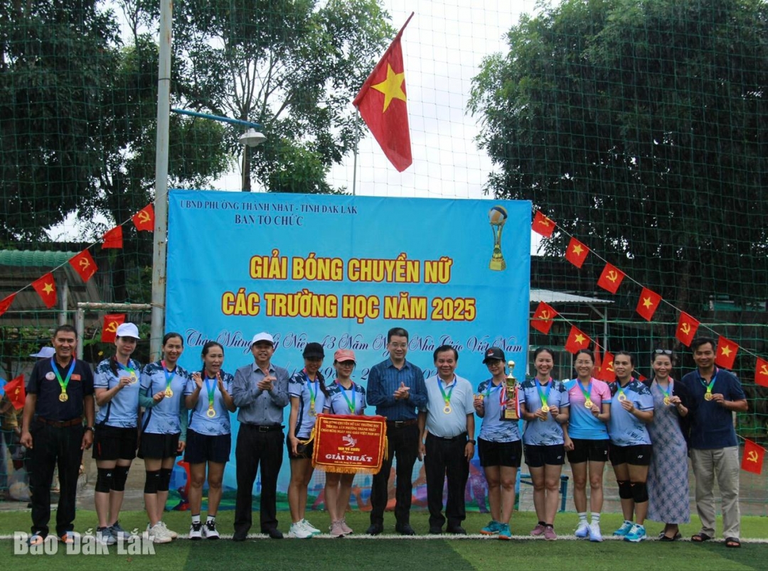 Ban tổ chức trao giai nhất cho đội báng chuyền trường THPT Lê Duẫn