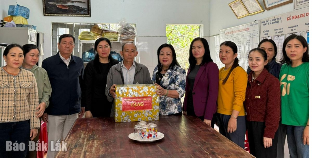 Đồng chí Cao Thị Hòa An, Phó Bí thư Thường trực Tỉnh ủy, Chủ tịch HĐND tỉnh thăm, động viên đội ngũ y tế của Trạm Y tế An Nghiệp.