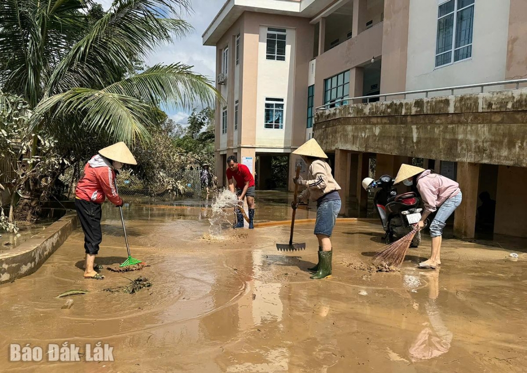Trạm Y tế An Định (xã Tuy An Bắc) huy động lực lượng dọn dẹp khuôn viên trạm.