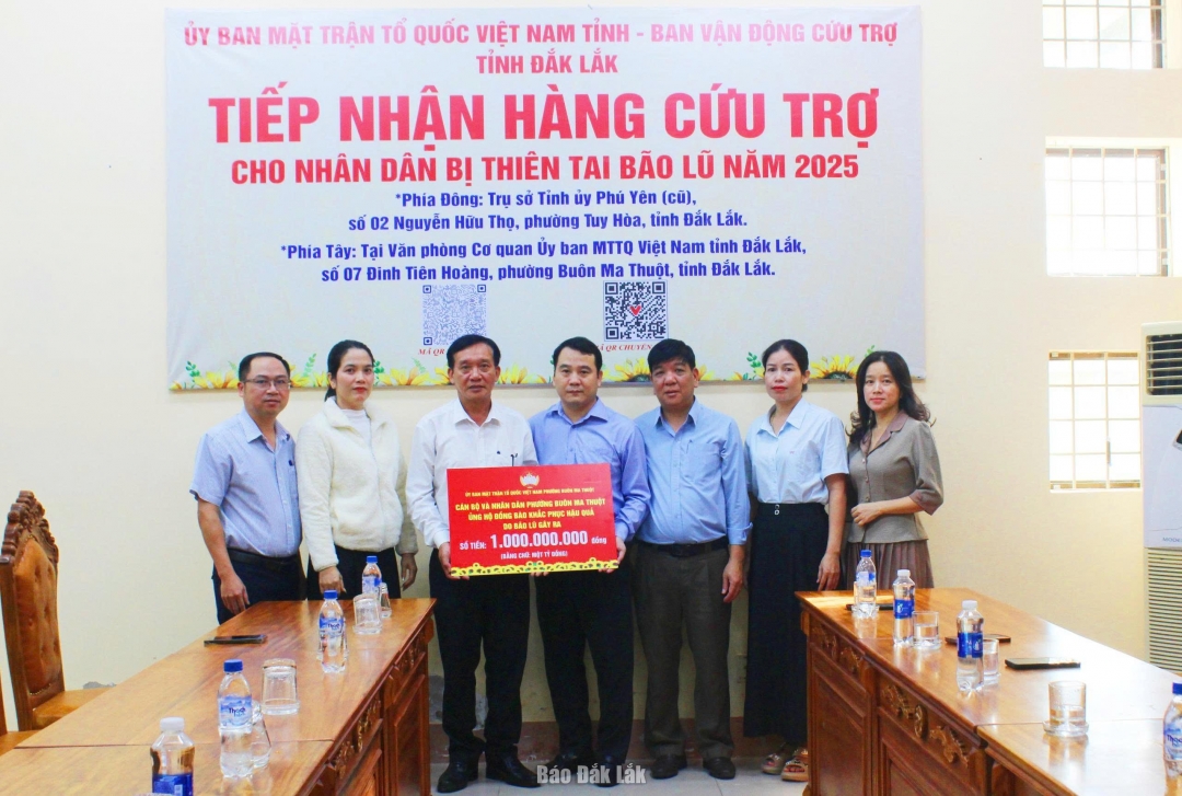 Phó Bí thư Thường trực Đảng ủy phường Buôn Ma Thuột Nguyễn Văn Bình trao số tiền 1 tỷ đồng ủng hộ đồng bào khắc phục hậu quả do mưa lũ gây ra.