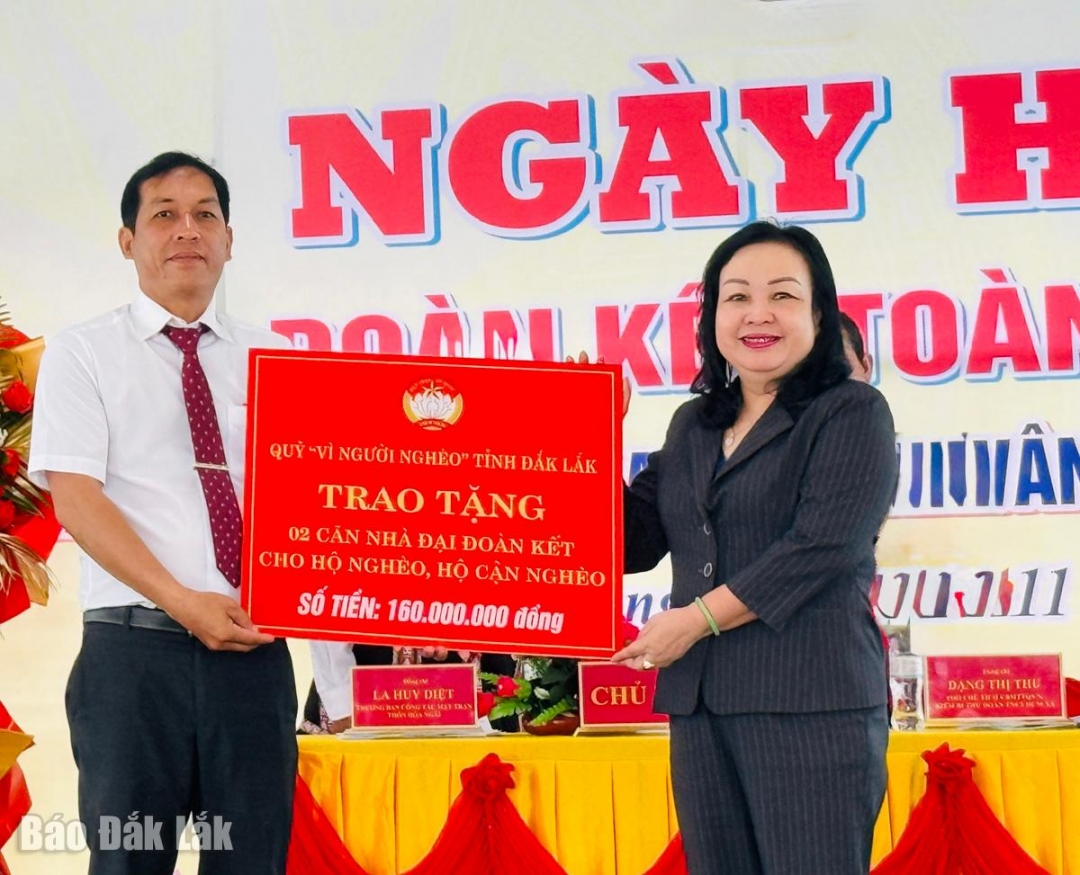 đồng chí Cao Thị Hòa An, Phó Bí thư Thường trực Tỉnh ủy, Chủ tịch HĐND tỉnh trao bảng tượng hỗ trợ xây dựng 2 nhà Đại đoàn kết.