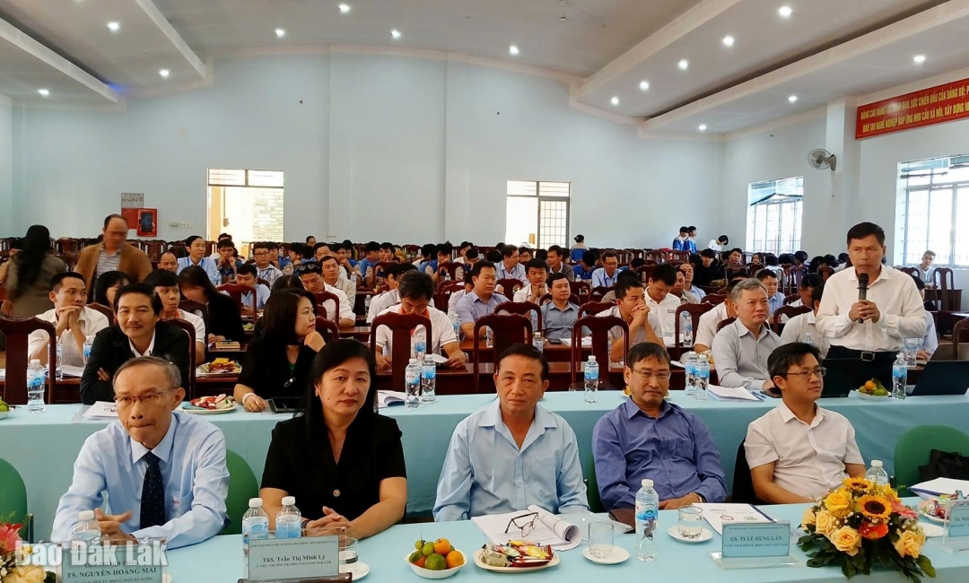 Đại biểu đặt câu hỏi cho diễn giả báo cáo tham luận tại hội thảo. Ảnh: Trung Hiếu