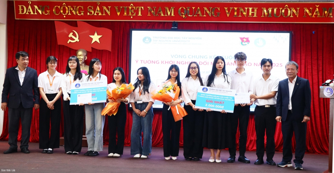 Ban tổ chức trao giải Nhất, Nhì cho các thí sinh dự thi.