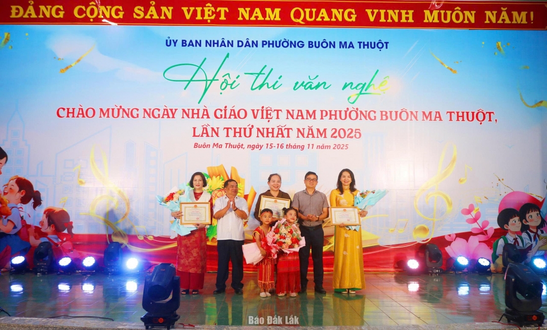 Ban Tổ chức trao giải toàn đoàn cho các đơn vị.