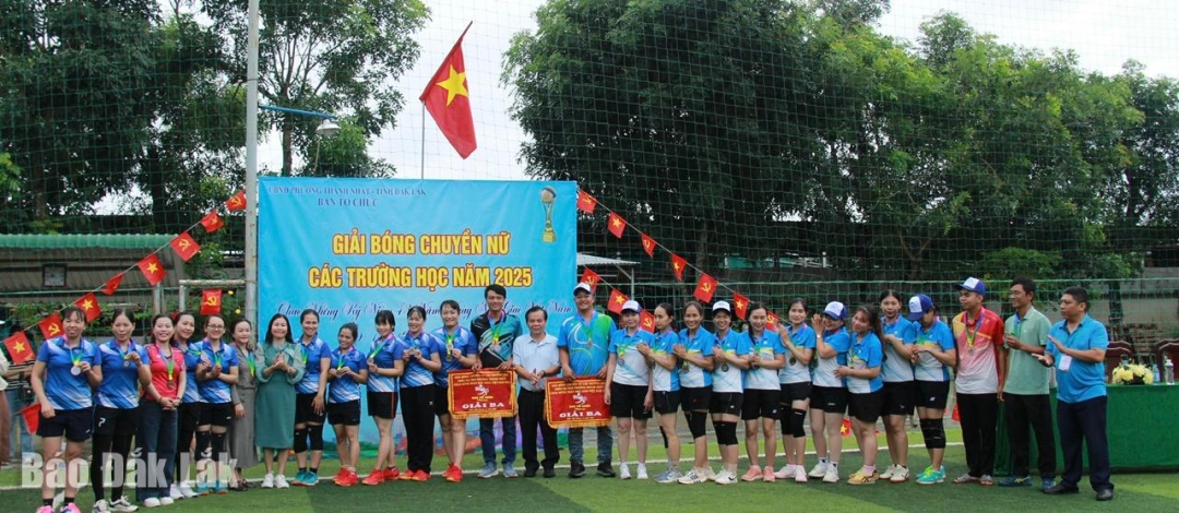 Ban tổ chức trao đồng gải ba cho đơn vị trường