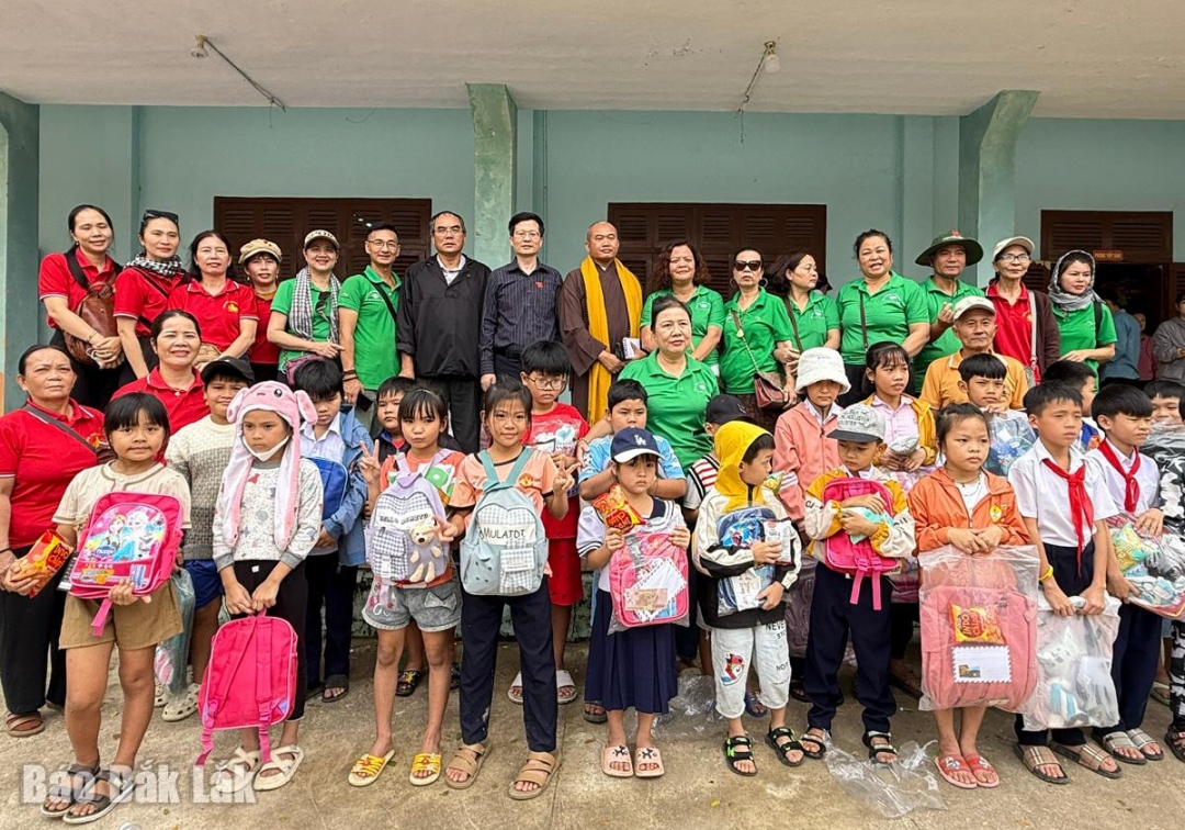 Các đại biểu quốc hội và các Mạnh thường quân tặng quà cho người dân xã Hòa Thịnh.