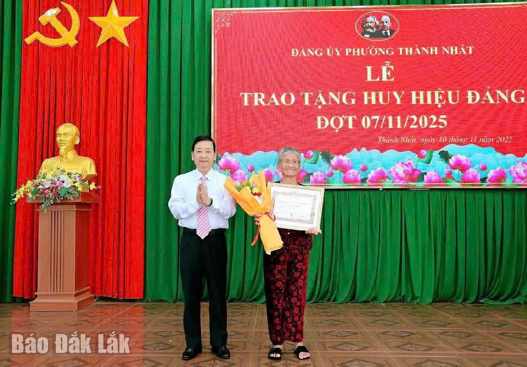 Bí thư đảng ủy, chủ tịch HĐND phường Thành Nhất trao tặng Huy hiệu  cho đảng viên