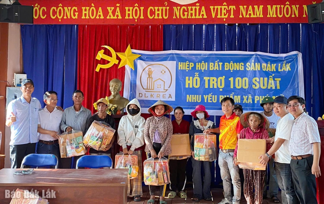 đại diện Hiệp hội Bất động sản Đắk Lắk và Câu lạc bộ Bất động sản Đông Đắk Lắk trao quà hỗ trợ cho người dân xã Phú Mỡ.