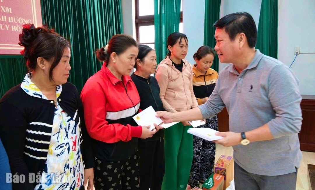 Đại tá Nguyễn Thái Hoàng thăm hỏi, trao quà cho người dân bị thiệt hại do mưa lũ ở phường Tuy Hòa 