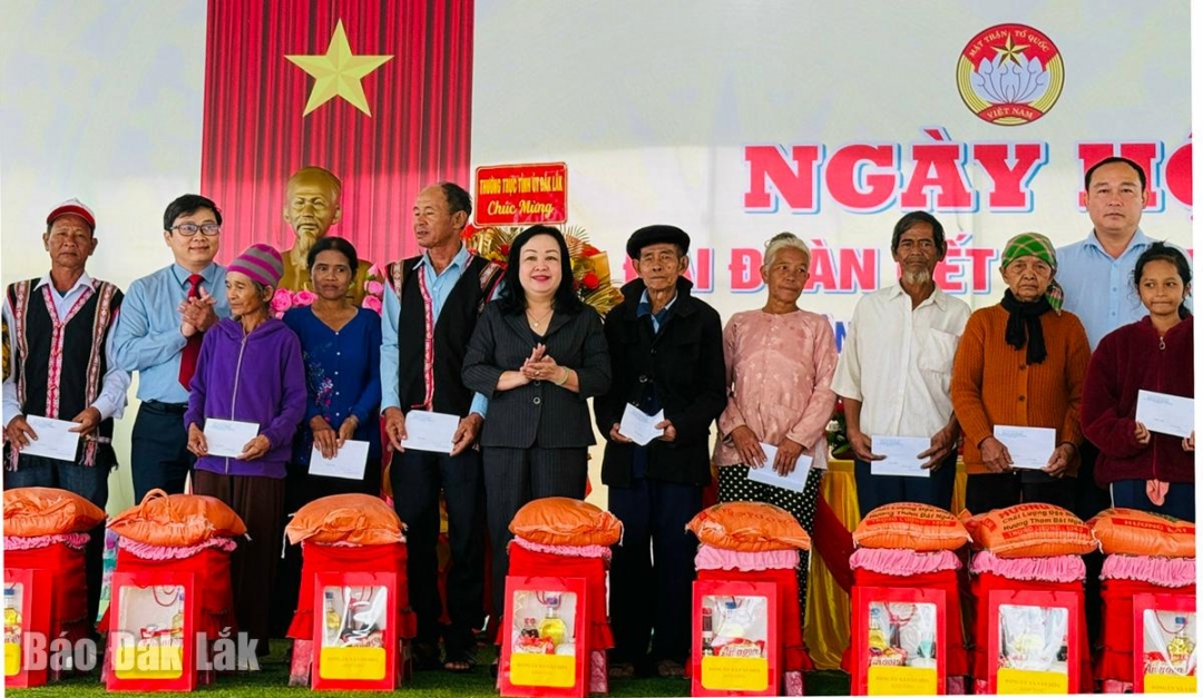 Đồng chí Cao Thị Hòa An, Phó Bí thư Thường trực Tỉnh ủy, Chủ tịch HĐND tỉnh và lãnh đạo xã Vân Hòa tặng quà cho hộ nghèo, cận nghèo, khó khăn của thôn.