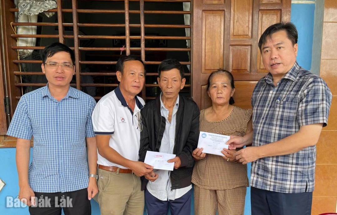 Đồng chí Trần Hữu Thế thăm một hộ gia đình ở xã Hòa Thịnh.